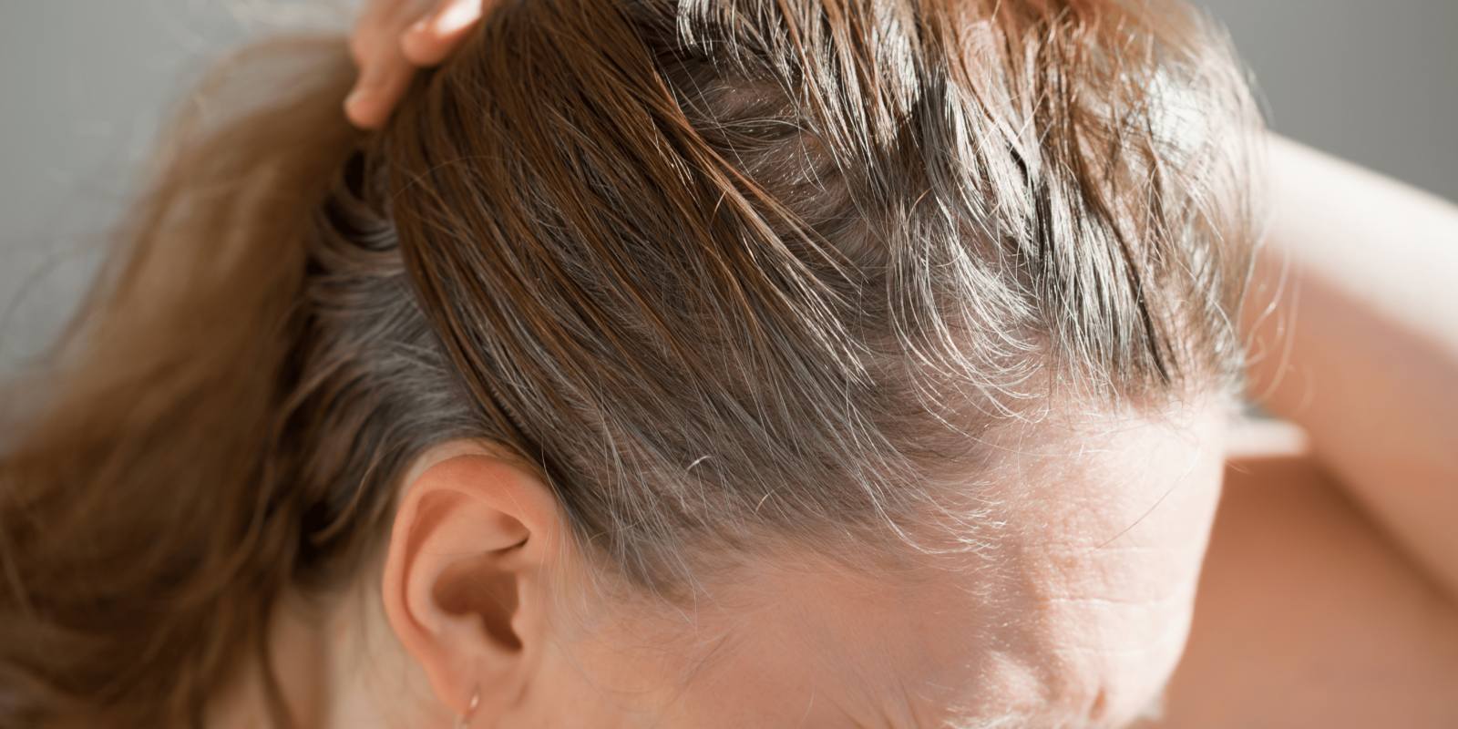 Jakie są powody siwienia włosów — dlaczego się pojawiają i w jakim wieku